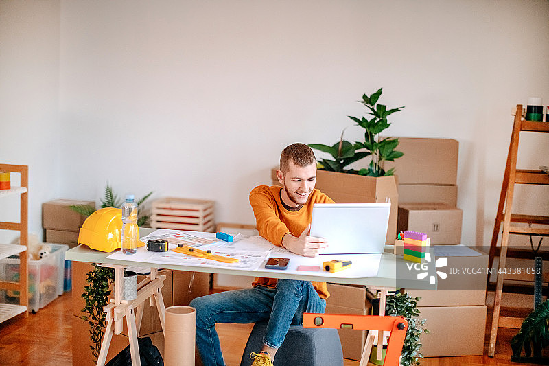 快乐的大学生在家里学习图片素材
