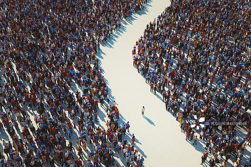 男人走在人群中图片素材