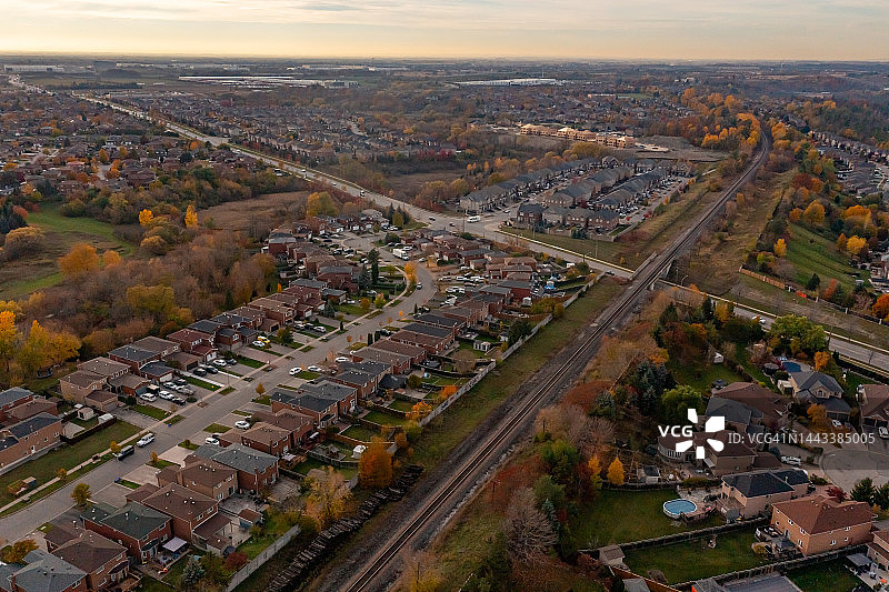 加拿大伍德布里奇卢瑟福路朗斯塔夫路社区公园的彩色树叶图片素材