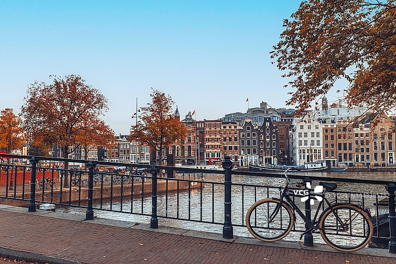 阿姆斯特丹运河人行桥上的自行车图片素材