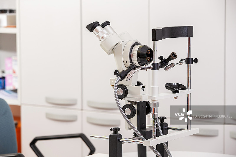 裂隙灯显微镜，用于观察角膜、虹膜和晶状体等眼部结构图片素材