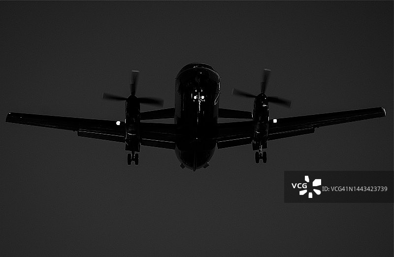 飞行中的涡轮螺旋桨客机图片素材