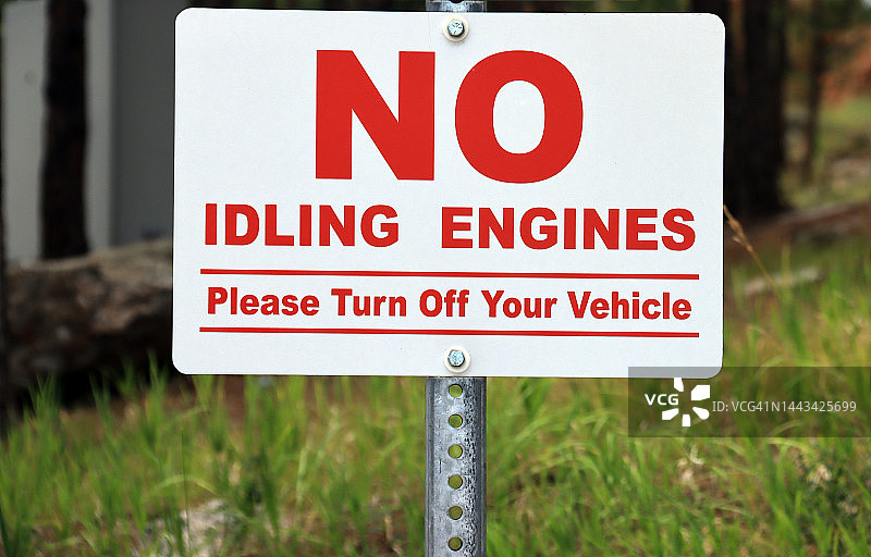 停车场上的“禁止怠速”标志图片素材