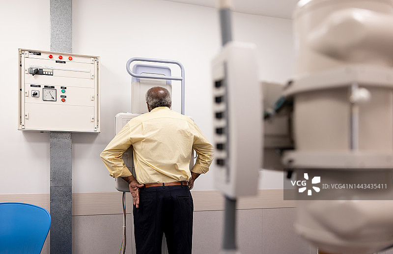 年长的男人在医院接受X光检查图片素材