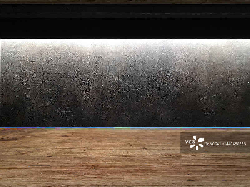 黑色水泥墙背景上的棕色木桌产品展示图片素材