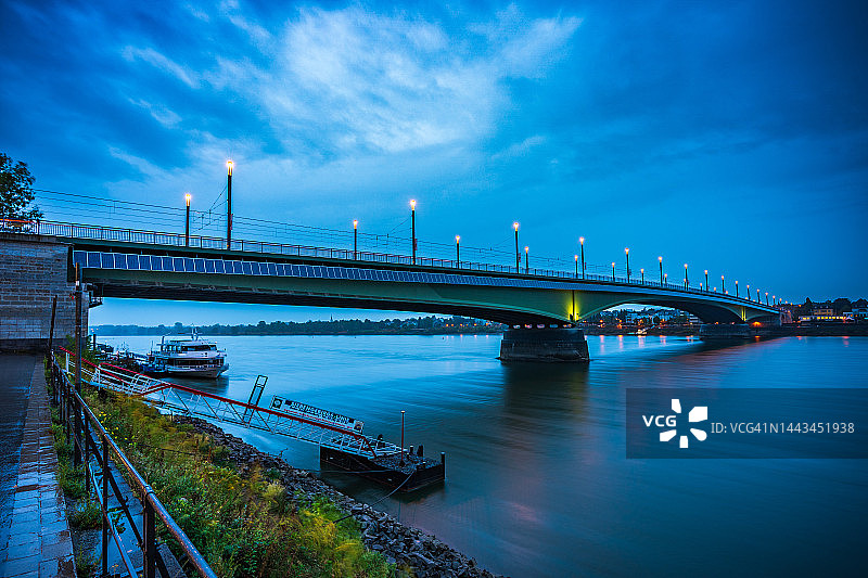 波恩肯尼迪大桥的黎明图片素材