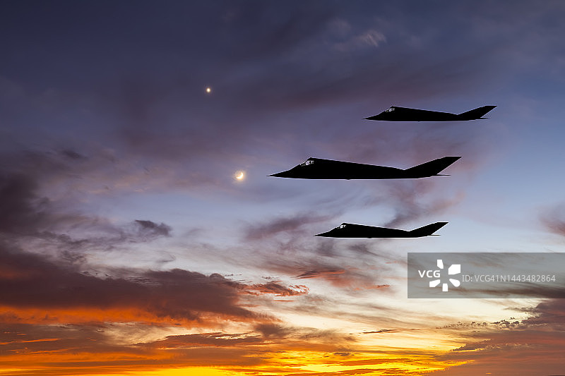 日落时的战术隐形攻击机图片素材
