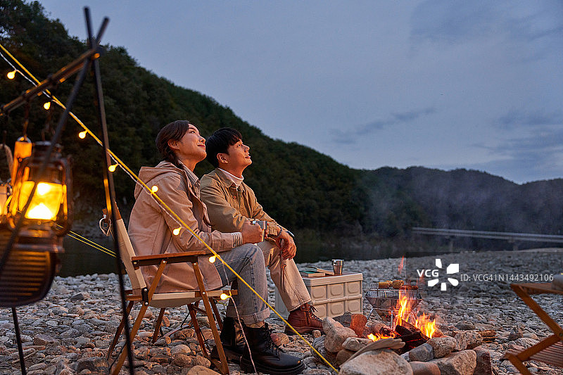 情侣坐在篝火前欣赏风景图片素材