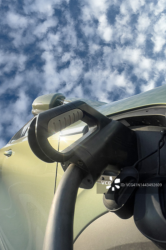 未来主义电动汽车充电中图片素材