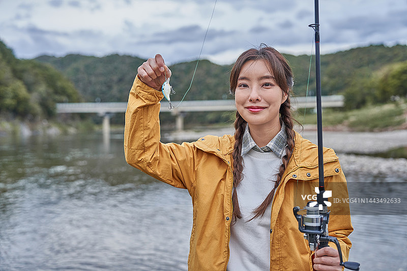 女人在河边钓鱼图片素材