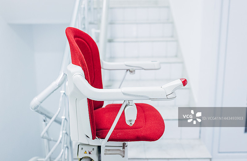 为残疾人士设计的红色楼梯升降椅图片素材