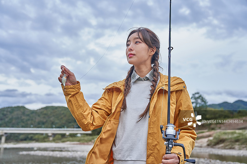 女人在河边钓鱼图片素材