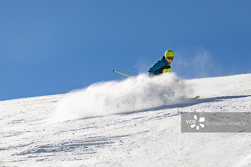 学龄男孩在滑雪胜地滑雪图片素材