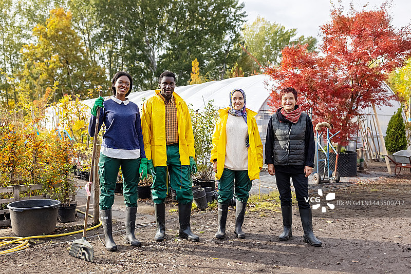 在苗圃工作的多民族群众图片素材