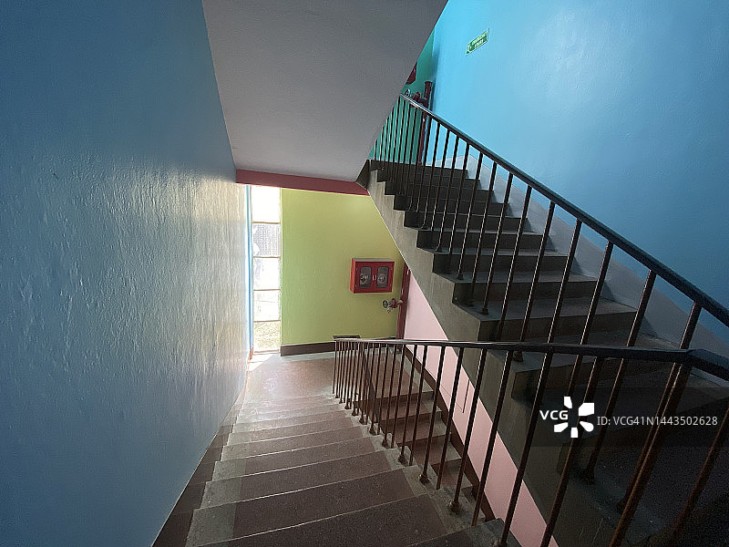 带消防系统的建筑物内部楼梯图片素材