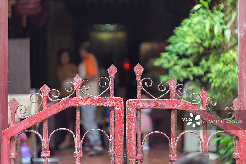 寺庙的铁红色大门图片素材