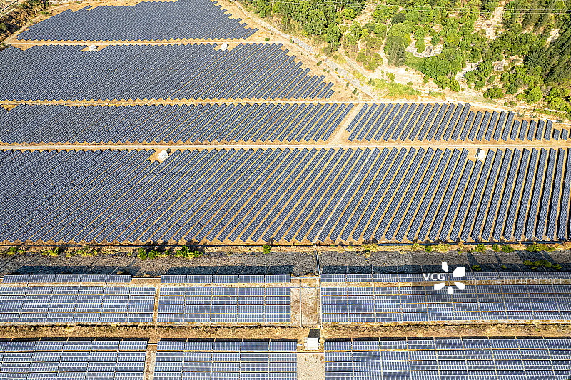 无人机航拍太阳能发电厂图片素材