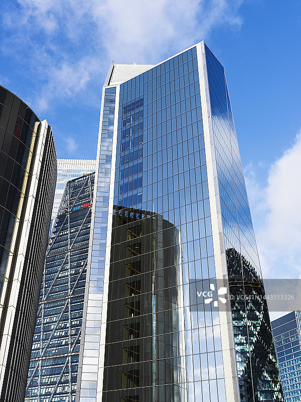 伦敦市中心金融建筑的低角度视图图片素材