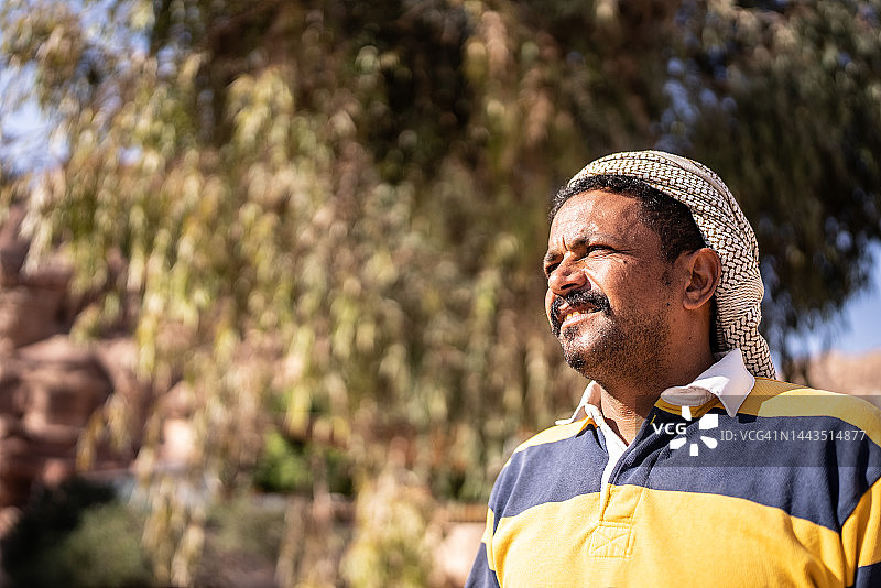 若有所思的中年男子户外远眺图片素材