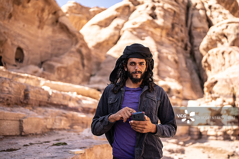 年轻中东男子户外使用智能手机人像图片素材