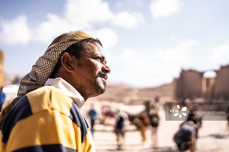 若有所思的中年男子户外远眺图片素材