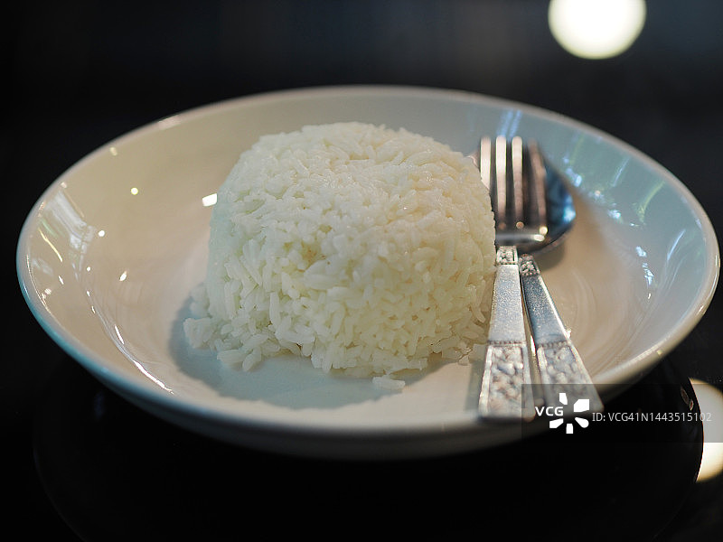 白盘蒸米饭图片素材