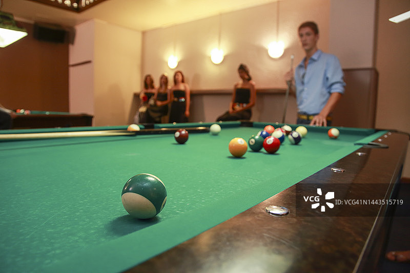 人们在玩台球图片素材