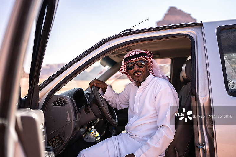 在沙漠汽车里的中年东亚男子肖像图片素材