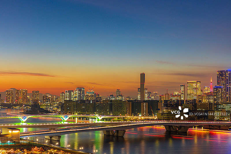 东京日落航拍，富士山与东京塔图片素材