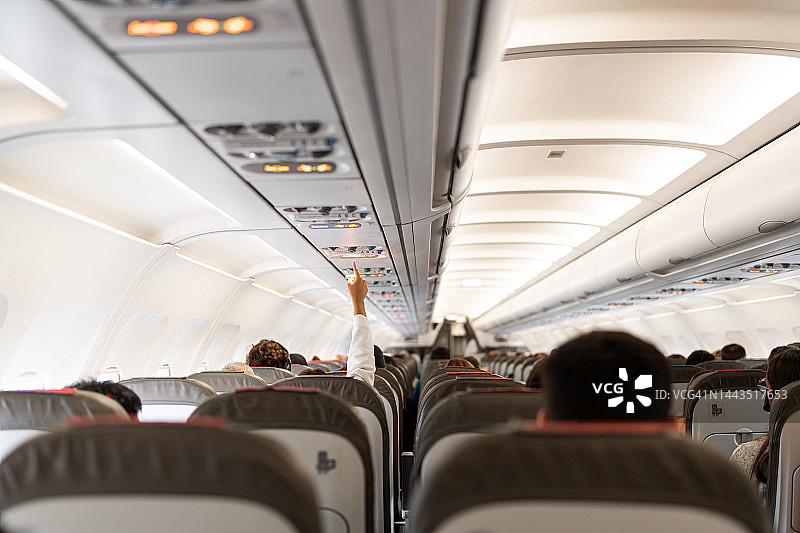 在飞机上呼救的人，来自旅行乘客图片素材