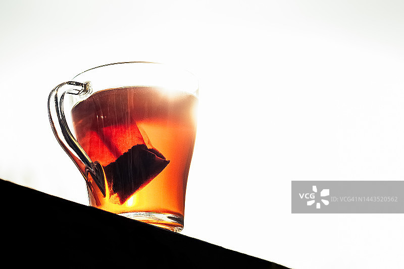 装有茶和茶包的玻璃杯图片素材