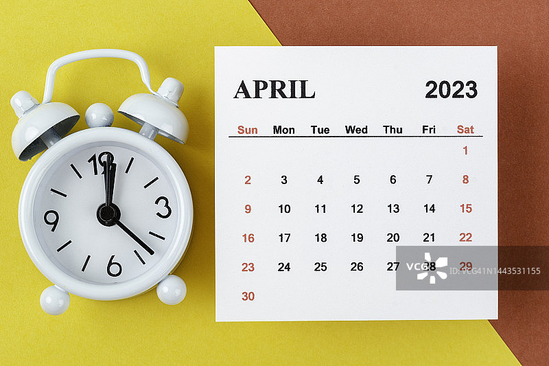 2023年4月日历：双色背景上的闹钟与计划清单图片素材