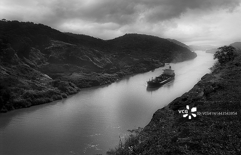 货轮通过巴拿马运河图片素材