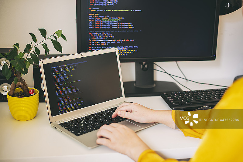 女程序员在家中办公室工作特写镜头图片素材