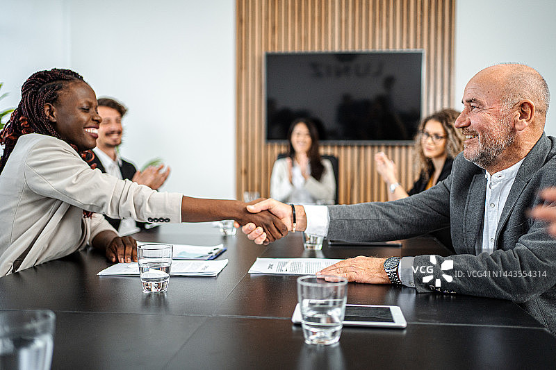 办公室会议期间商务人士握手图片素材