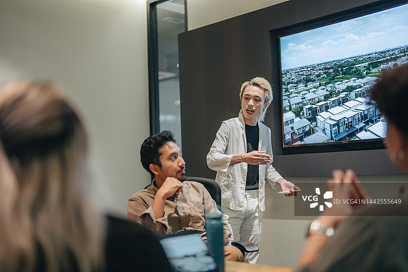 在会议室展示太阳能电池板技术的商务人士图片素材