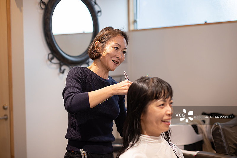 女子在私人理发店理发图片素材