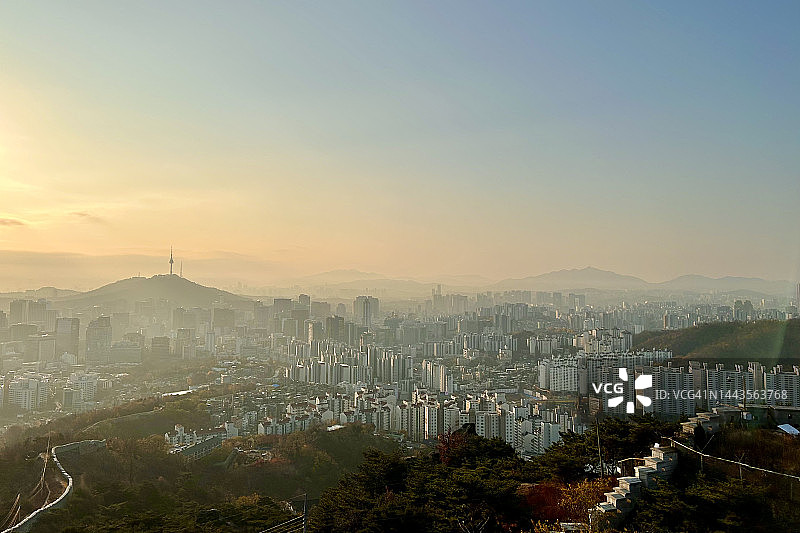 黎明时分从仁王山小路看到的韩国首尔城市景观图片素材