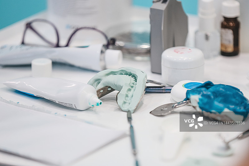 药柜上的牙医工作工具图片素材