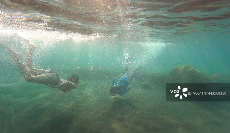 在希腊圣托里尼海中潜水的女孩图片素材