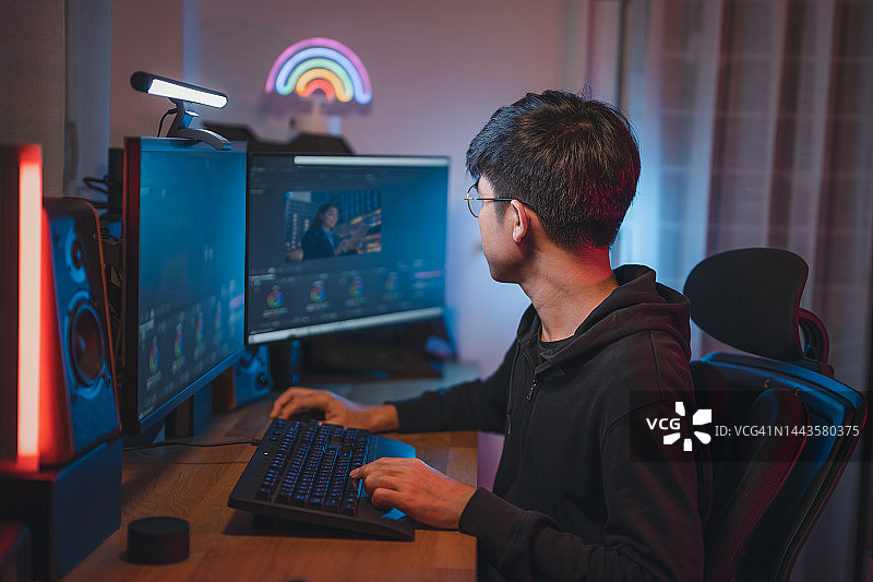 男人在电脑上编辑视频素材图片素材