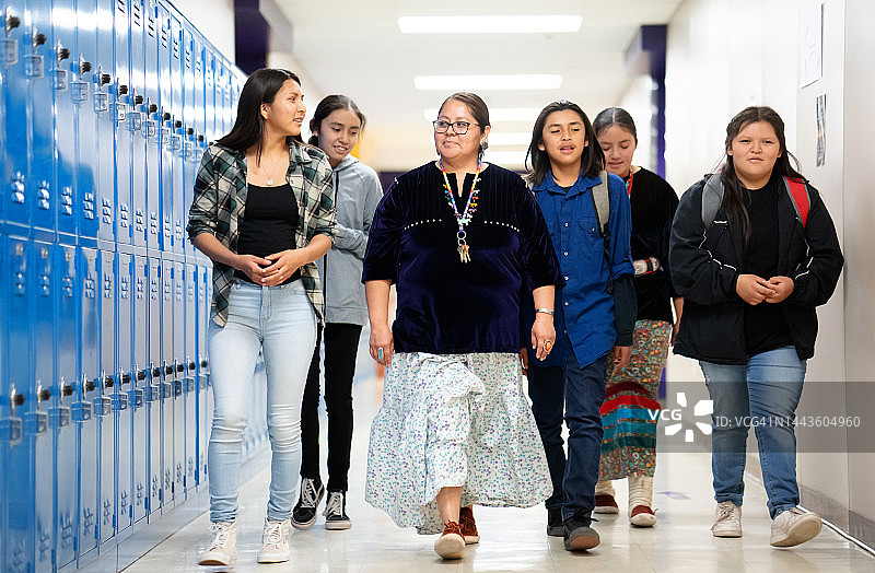 老师带领一群学生走过走廊图片素材