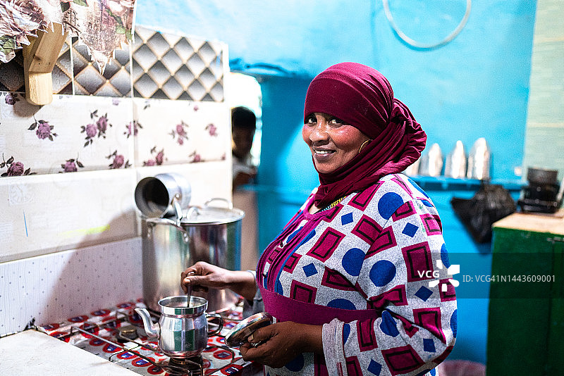 在家准备咖啡的中年妇女肖像图片素材