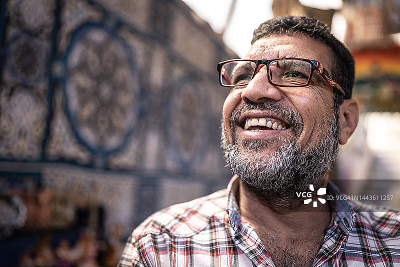 中年男人若有所思地看向远方图片素材