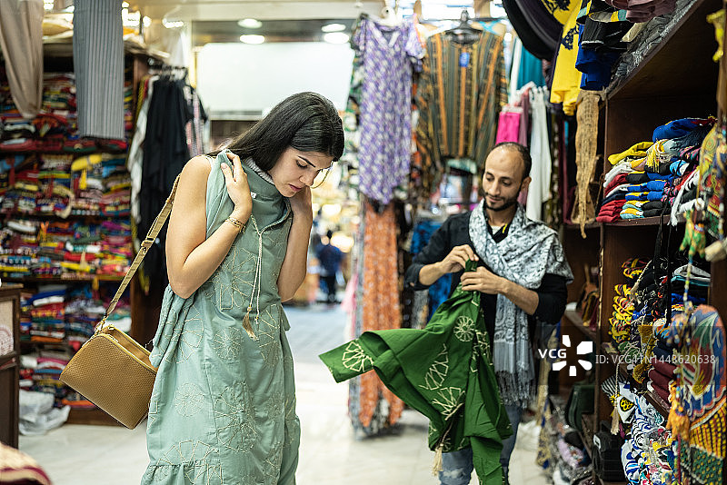 销售员在服装店与女顾客交谈图片素材
