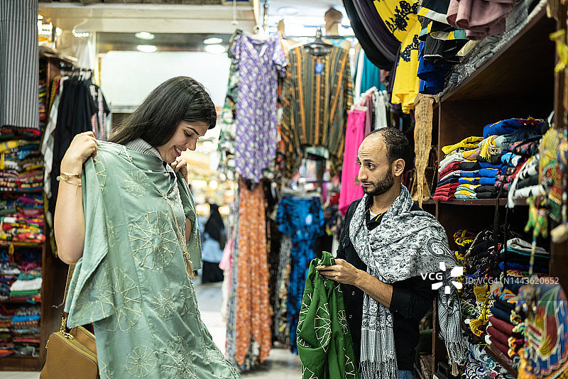 销售员在服装店与女顾客交谈图片素材