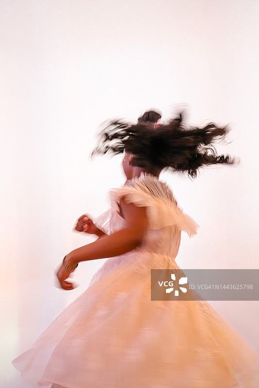 黑人会众参加黑人浸信会教堂礼拜图片素材