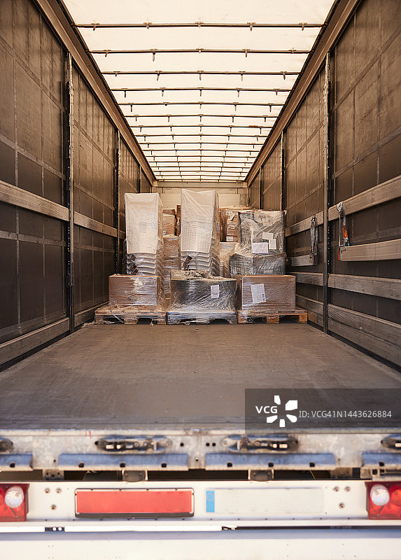 装载托盘货物的半挂车图片素材