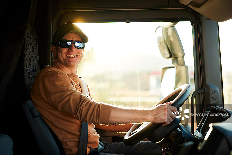 阳光明媚的午后卡车在高速公路上行驶图片素材