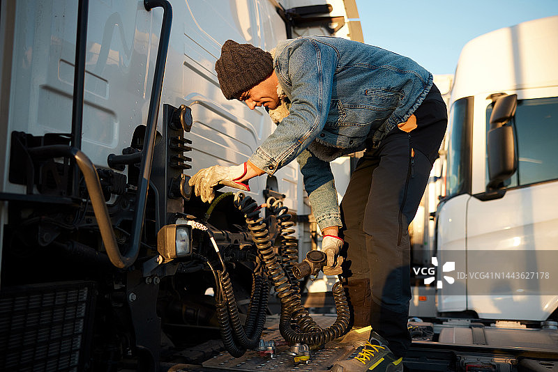 使用气机制动软管的卡车司机图片素材
